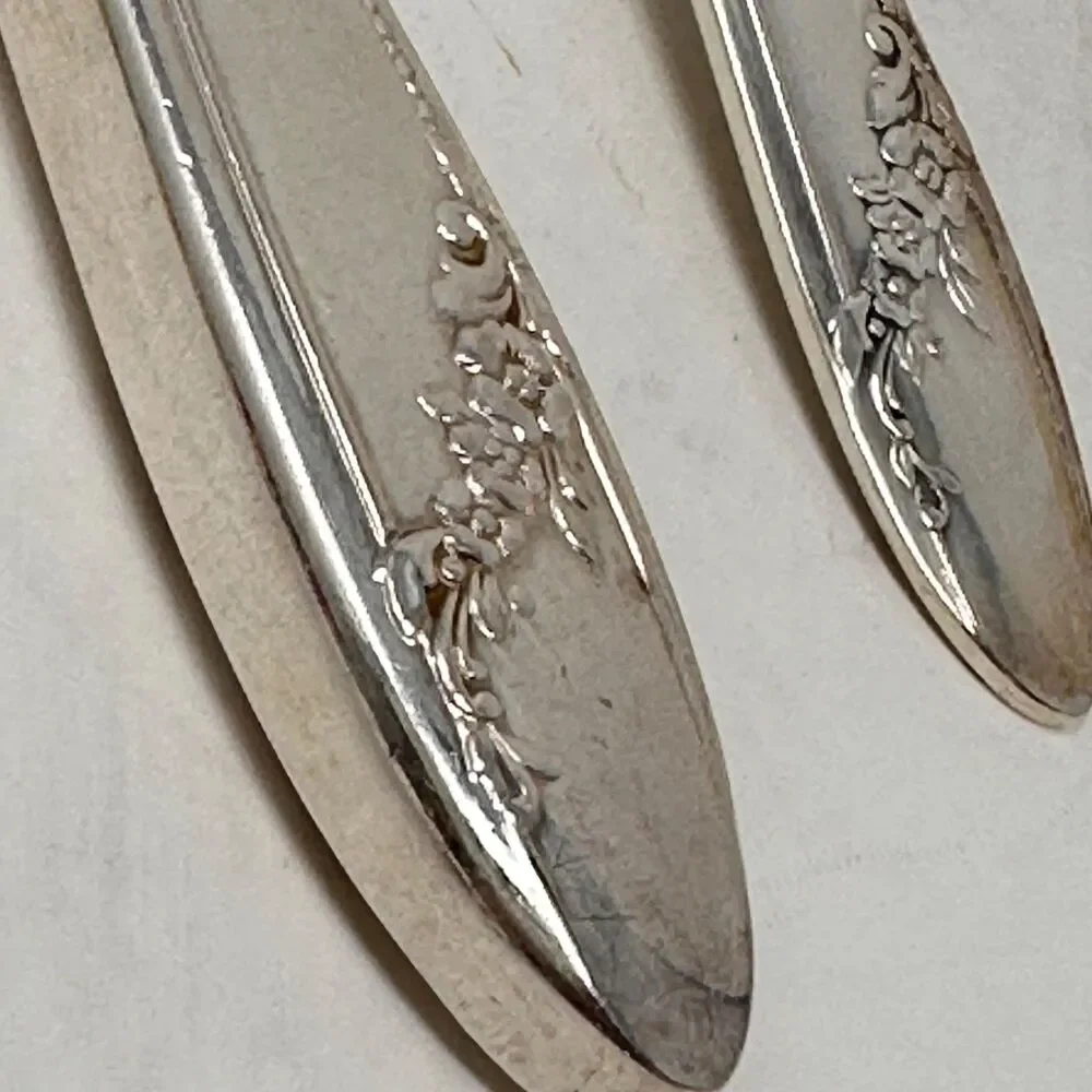 Oneida Tudor Plate Queen Bess 2 Silverplate Flatware 7 Piece Silverware Set 1946